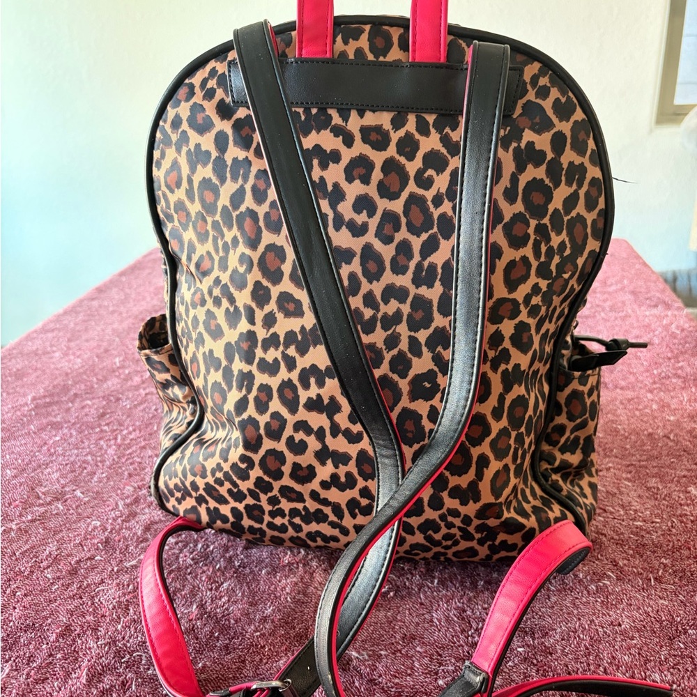 💕 Betsey Johnson Leopard Print Backpack- Large ✨ - Picture 5 of 7